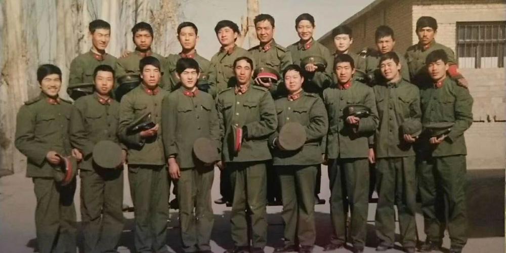 张七星和战友们合影.