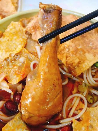 店内只卖4款螺蛳粉 1款猪杂汤粉~ 我们点了鸡腿螺蛳粉和叉烧肉螺蛳粉