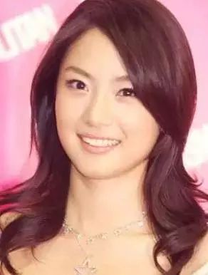 又一女星整成猪鼻子?一刀切到脸塌,隆鼻隆成外星人