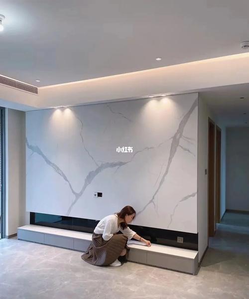 跟各位装修翻看小红书的朋友一样,从网上找到了一款岩板电视背景墙