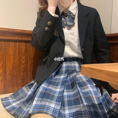 西装衬衫:栗子蜜原创工作室 格裙:中牌制服馆 为了去拍照再冷我也不怕