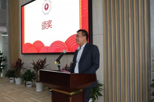 李洪江律师接受坦萨公司赠送锦旗