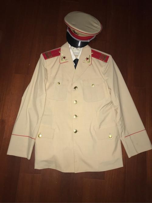 (夏季礼服后面的开衩,在常服上是没有的) 87式仪仗队夏季礼服(军官&