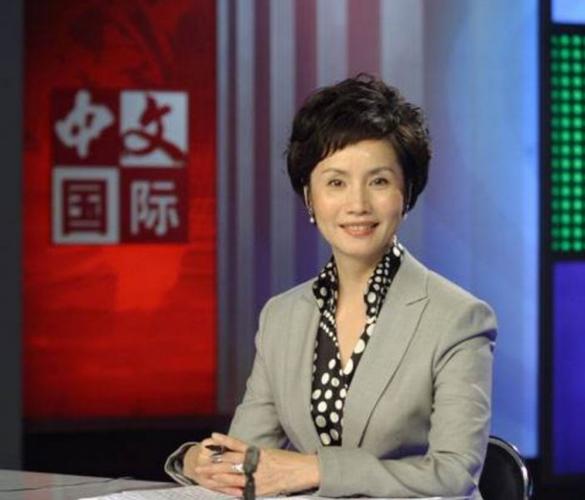 徐俐的老公现在是张天蔚,是我们北京青年报的一位评论员,在央视非常
