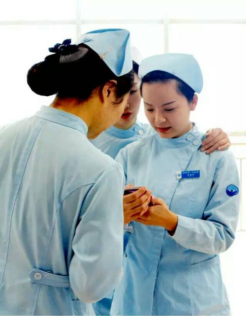 护士与动物的和谐图