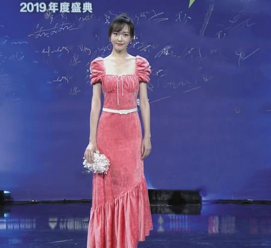 关晓彤美成仙女鹿晗暗示同框,黄晓明和前任秦岚"撞"上同台