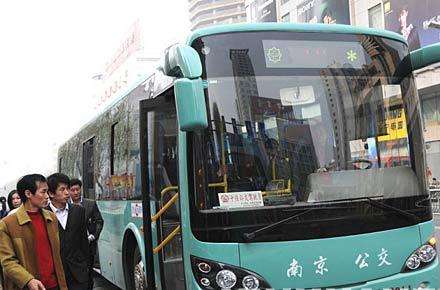 组图:南京首批环保公交车亮相并投入运营