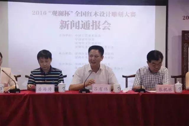 龙华新区社会建设局副局长吕有伟与媒体记者互动