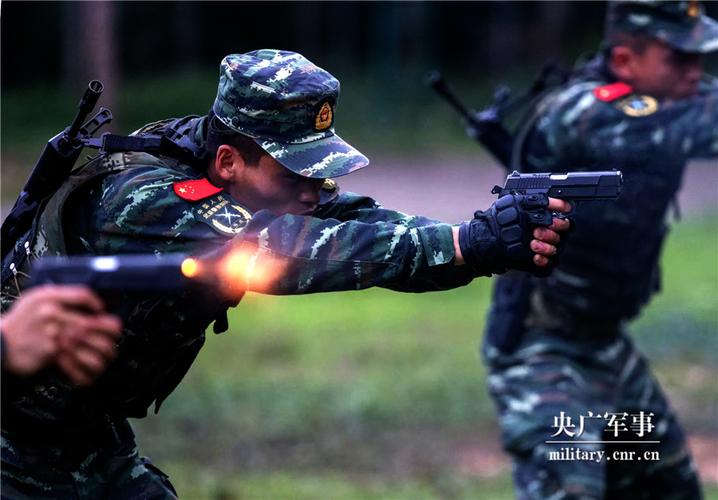 特战队员进行手枪快速射击.