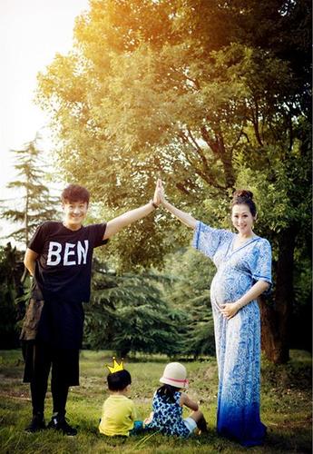 陈浩民一家四口拍全家福 娇妻怀第三胎大肚抢镜