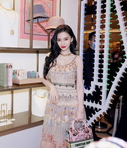 angelababy真是美的"没话说"!穿高定礼服扎丸子头,优雅又高级
