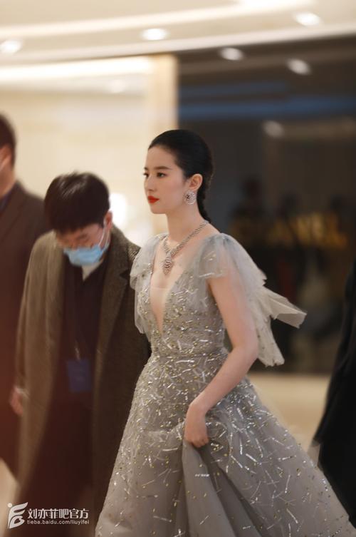 chaumet筑艺万象高定珠宝套系珍品盈动错落,几何光影衬托@刘亦菲 优雅