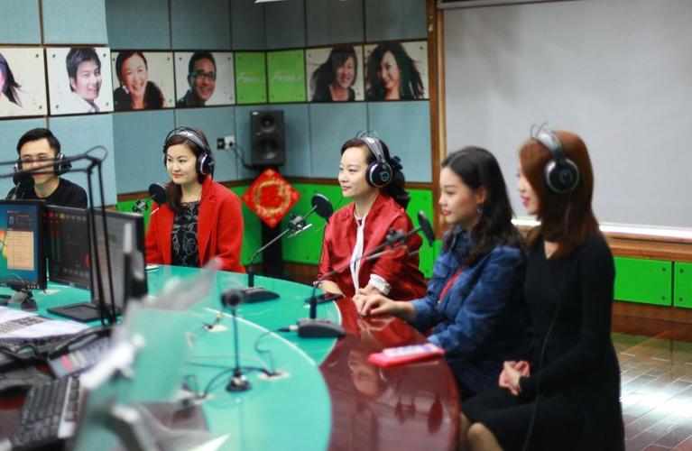 鲜花送真情活动 按照深圳交通广播的传统 交通广播的主持人/记者们