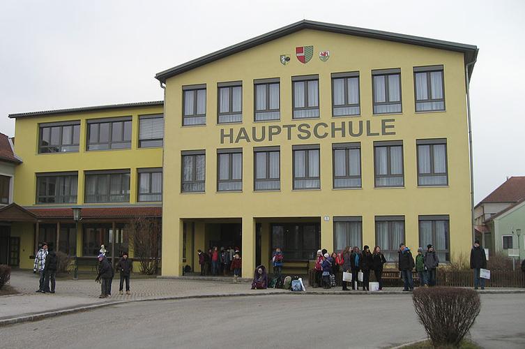 德国中学分为四类:主干学校(hauptschule),实科中学(realschule)以及
