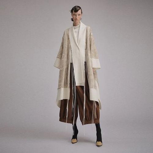 私荐让景甜美出新高度的司藤穿的绝美服装来自哪里