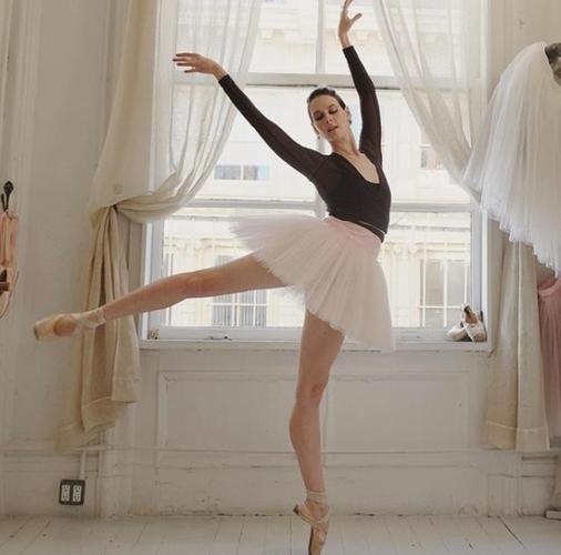 国外美女教练晒4胎照!挺巨大孕肚跳芭蕾,影后超模都曾