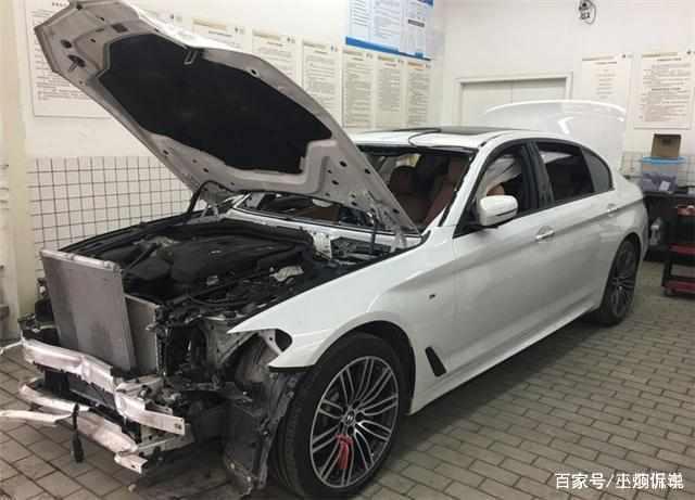 4s店偶遇宝马5系事故车,看到防撞梁后,网友:一分钱一