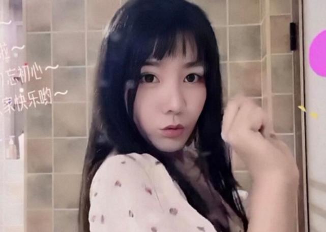 原创小团团学生时期照片曝光比现在瘦一圈颜值属于中上等水平