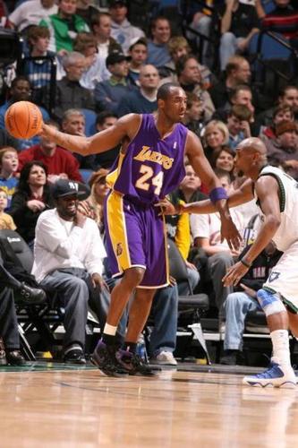 科比单手抓球戏耍对手