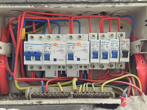 想在空气开关的地方直接接个插板 请问怎么接?