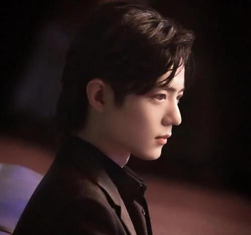 难怪肖战一直都是淡妆示人,看到他罕见"浓妆照",赶紧