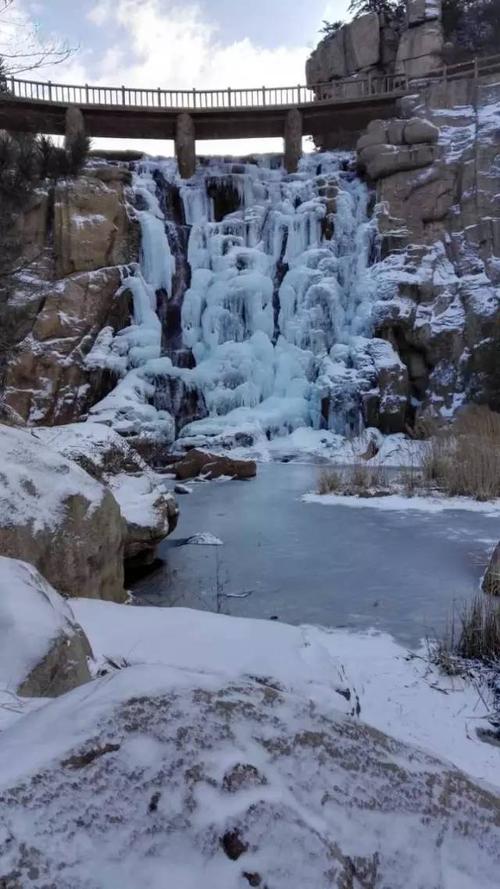北九水瀑布都结冰 昨天大年初三,冰瀑和近日的积雪一起装扮崂山北九水