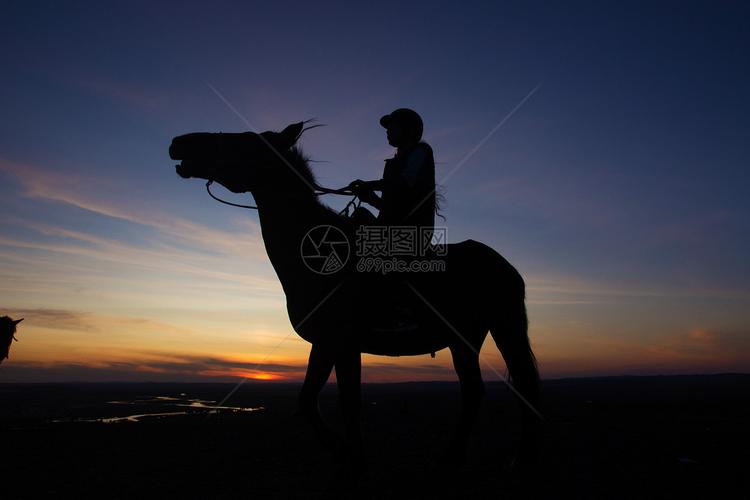 内蒙古呼伦贝尔大草原骑马看日落