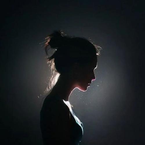 所以比较容易上手的,就是 侧脸剪影这类照片.