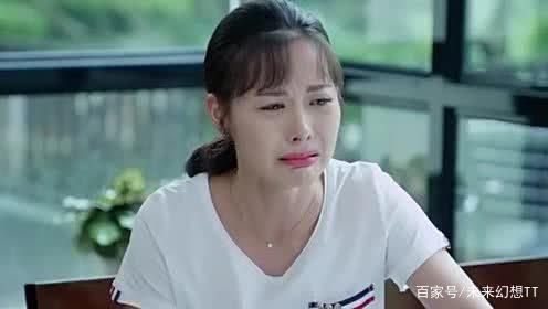 失恋现场,女孩失恋后坐在马路痛哭