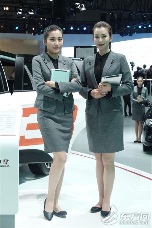 上海车展车模变身制服女销售