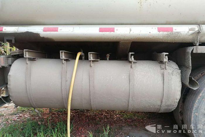 王明正在用自来水龙头给淋水箱供水