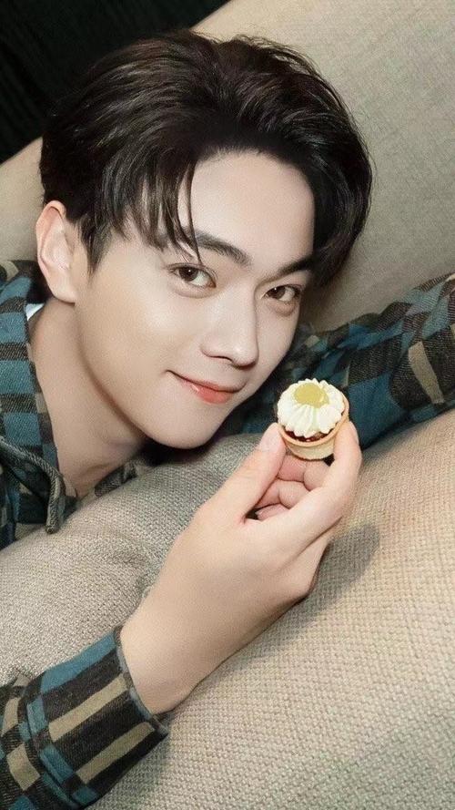 许凯这个世界美好的事情不多,立秋傍晚河对岸吹来的风,和笑起来甜得要