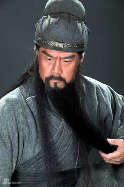 关羽(于荣光饰)威严冷傲