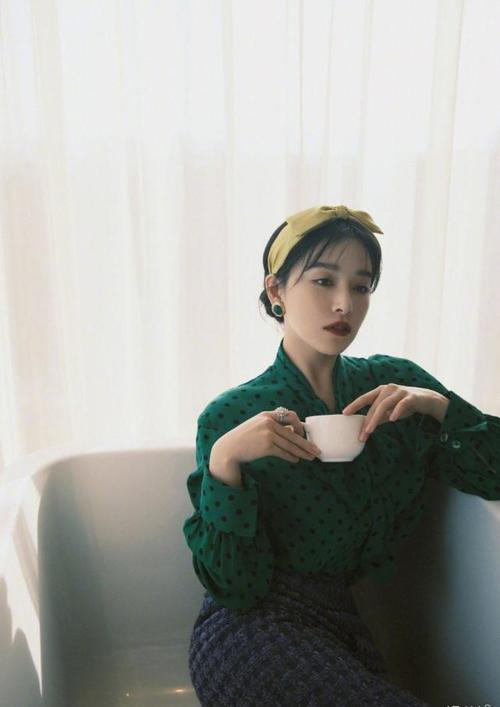 阚清子复古风穿搭真美,绿色套装低调又高级,头戴发带年代感十足