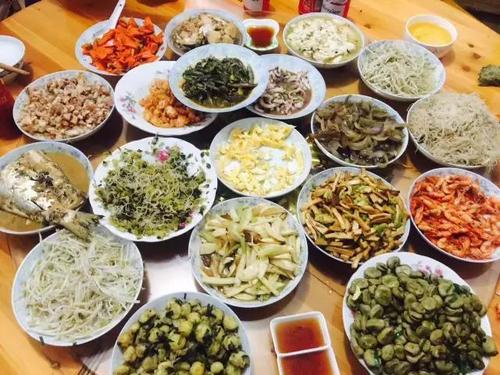 月半传统讲究做"八碗":在温岭,七月半,家家户户都要团聚,烧一桌的好菜