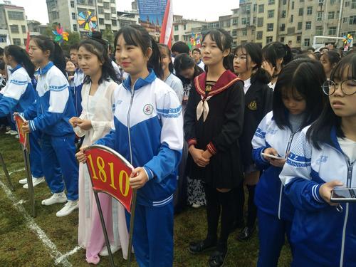青春的奋斗,奋斗的青春!――汝城一中51届田径运动会开幕式掠影
