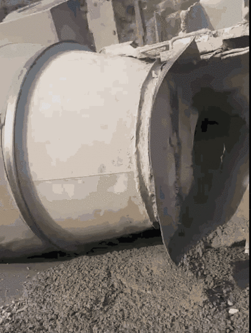 【知抚宁】背阴铺搅拌车侧翻泥浆洒一地,抚宁今天发生