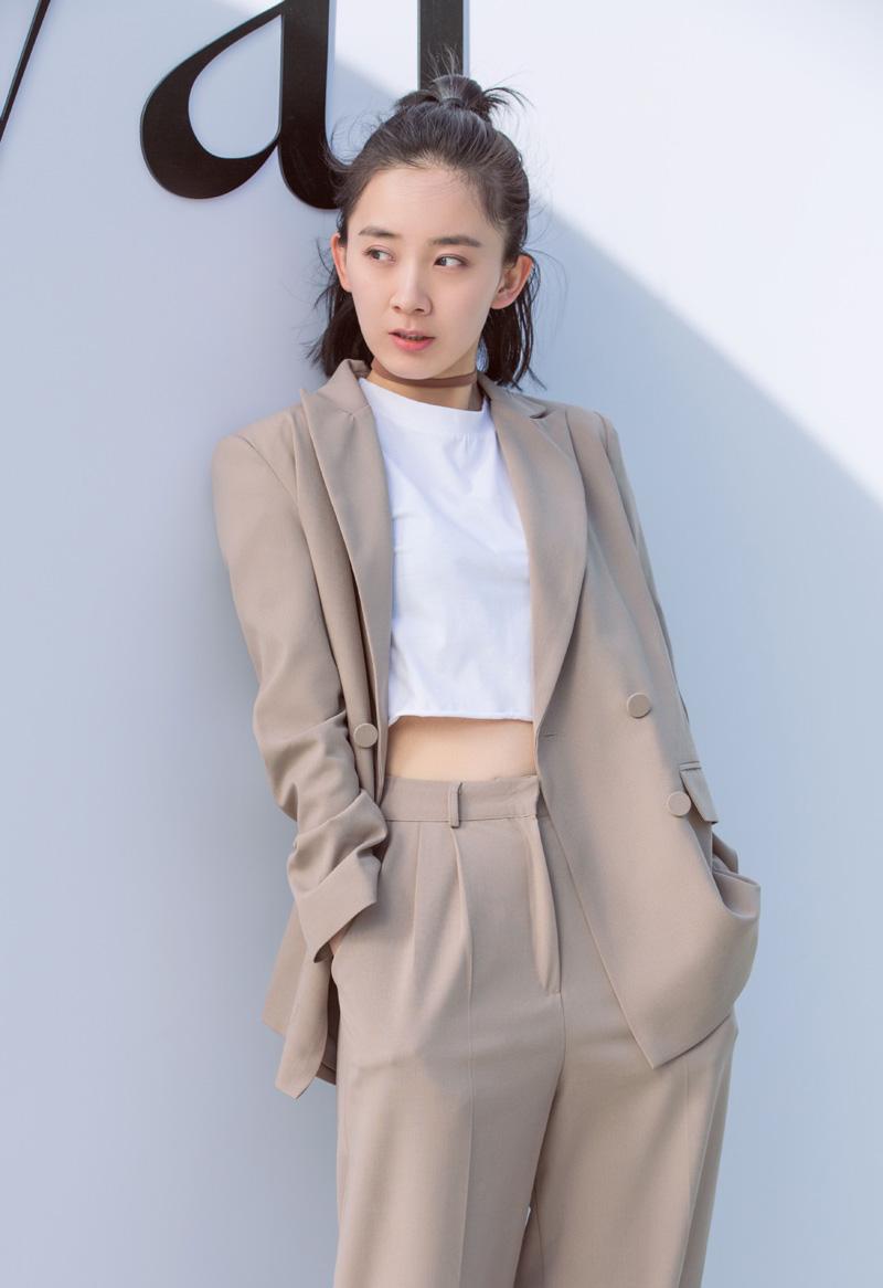 简介:朱颜曼滋清新写真图片,分享一组朱颜曼滋图片给大家,图中的明星