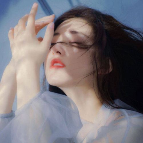 氛围感很强的清冷气质女生头像