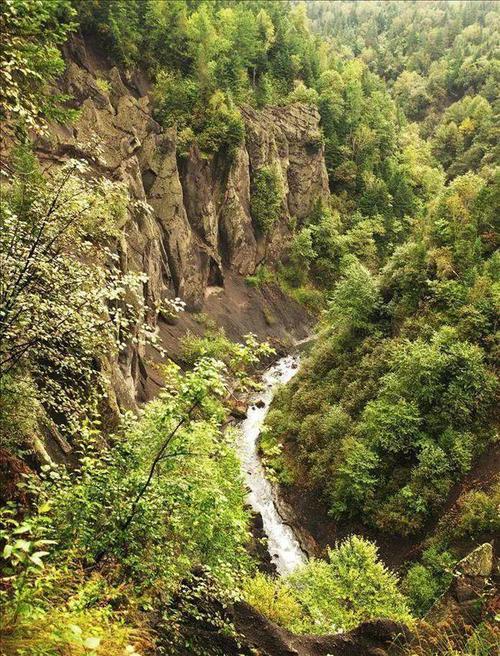 在长白山南坡,有一处鸭绿江大峡谷,峡谷中是中国与朝鲜两国的界河鸭绿