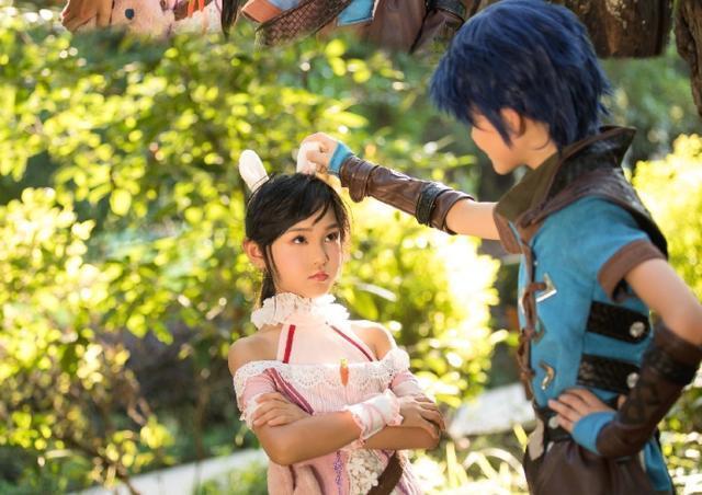 童年版的唐三和小舞真人化相处模式好甜小三捏小舞的耳朵了