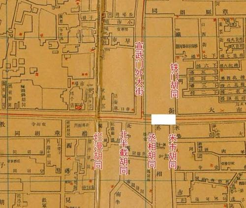 从历史地图看,在菜市口的丁字路口, 宣武门外大街正对的是店铺,路南