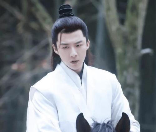 刘宇宁录制《快本》,古装造型亮眼,粉丝一条街的应援更吸睛