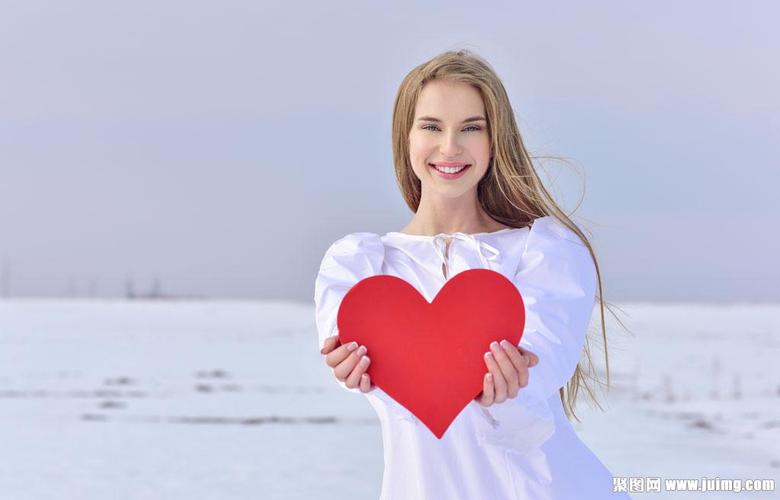 拿爱心的开心美女图片
