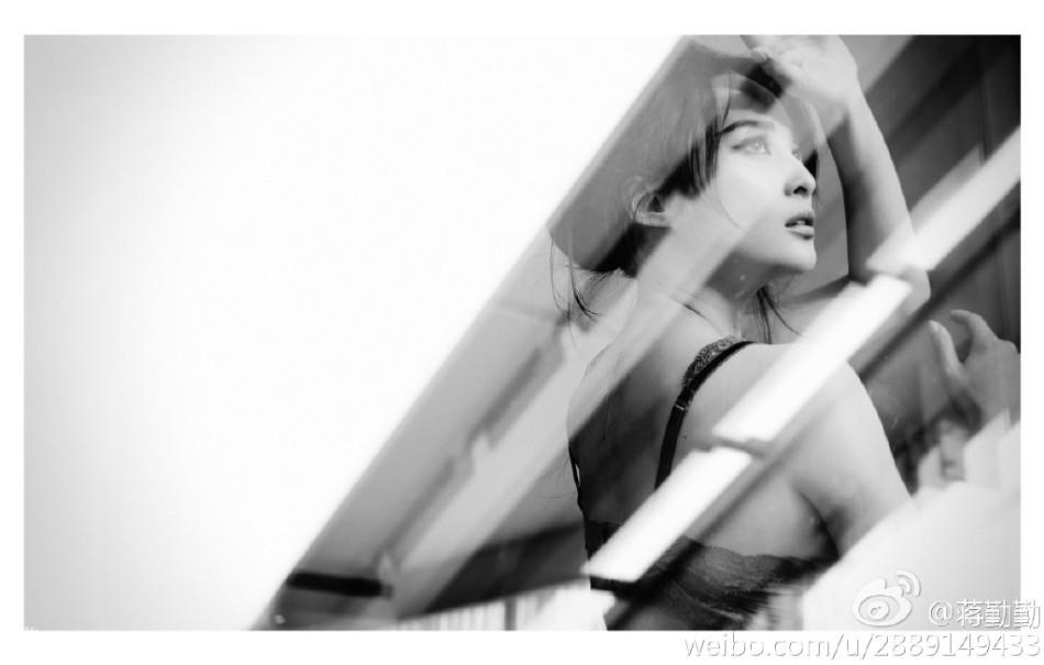 组图蒋勤勤光棍节发福利性感大片美胸诱惑