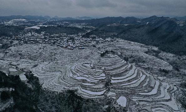 贵州丹寨雪后苗寨梯田景色美