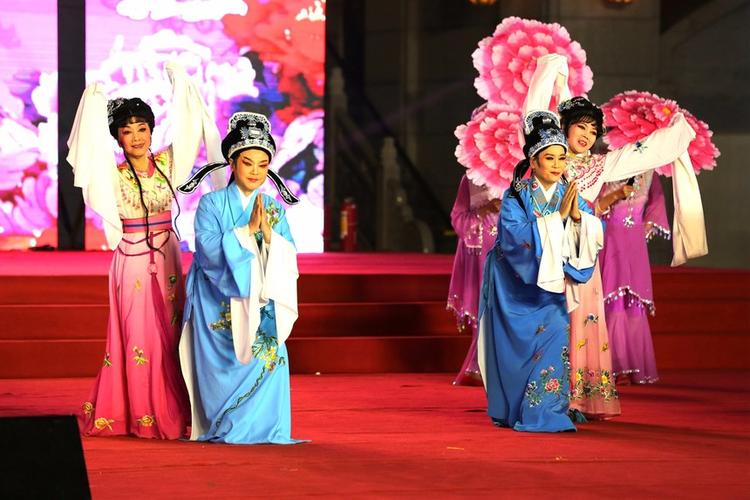 越剧《追鱼·观灯》2019中国海峡大舞台春晚上演
