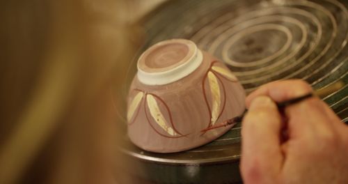 上釉制作陶瓷器皿陶艺_4096x2160_高清视频素材下载