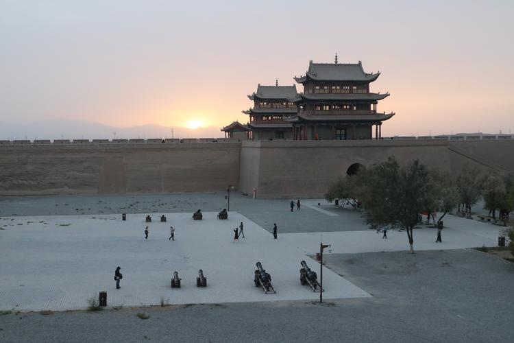 光化门,柔远门及嘉峪关门,同在一条中轴线上,形成过洞式城门及