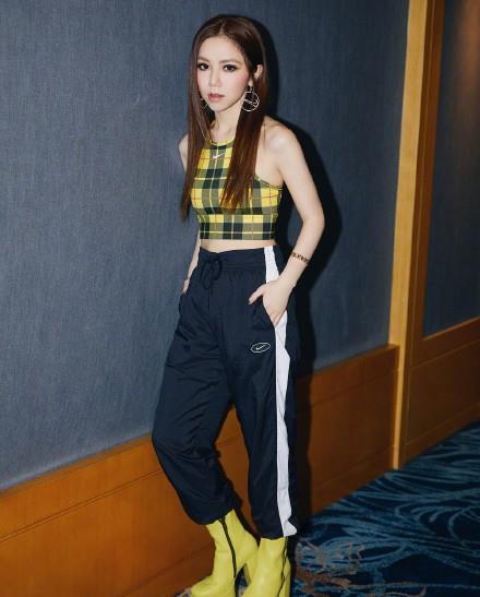 邓紫棋造型更出新亮点驴蹄鞋继皮裤成新宠无袖上衣尽显好身材